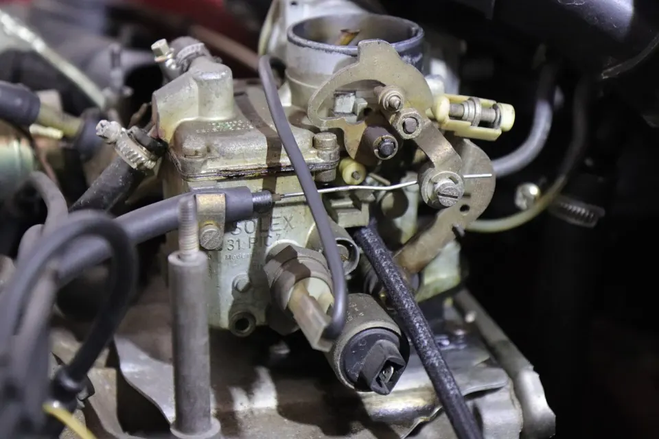Carburatore Solex montato sul motore di un’auto