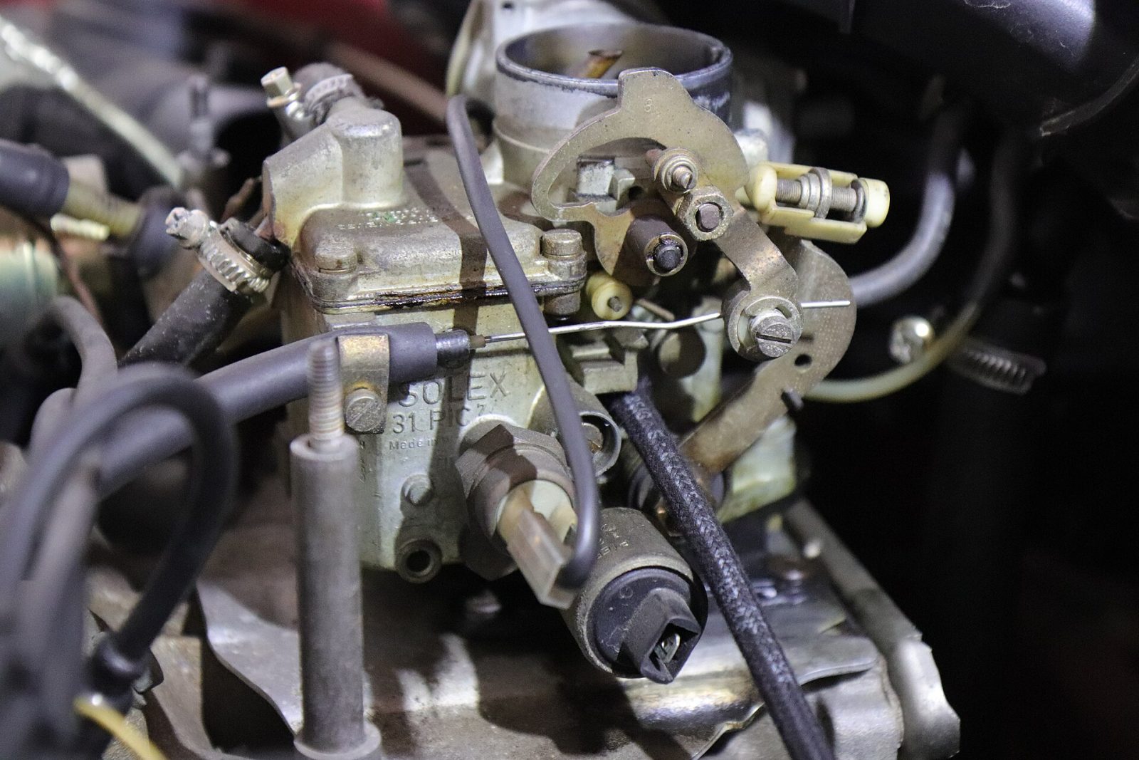 Carburatore Solex montato sul motore di un’auto
