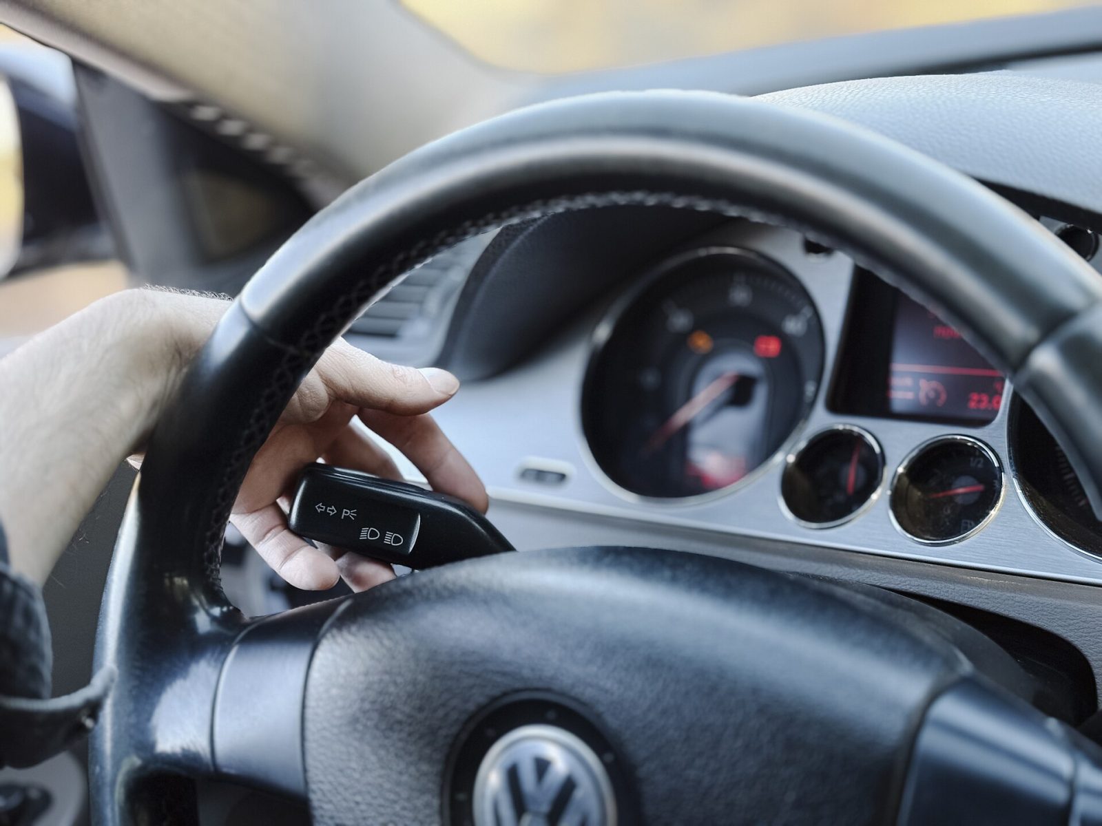 Conducente al volante che avvia l’auto con la chiave