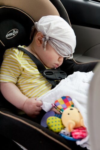 Sicurezza del bambino: ovetto in macchina davanti o dietro